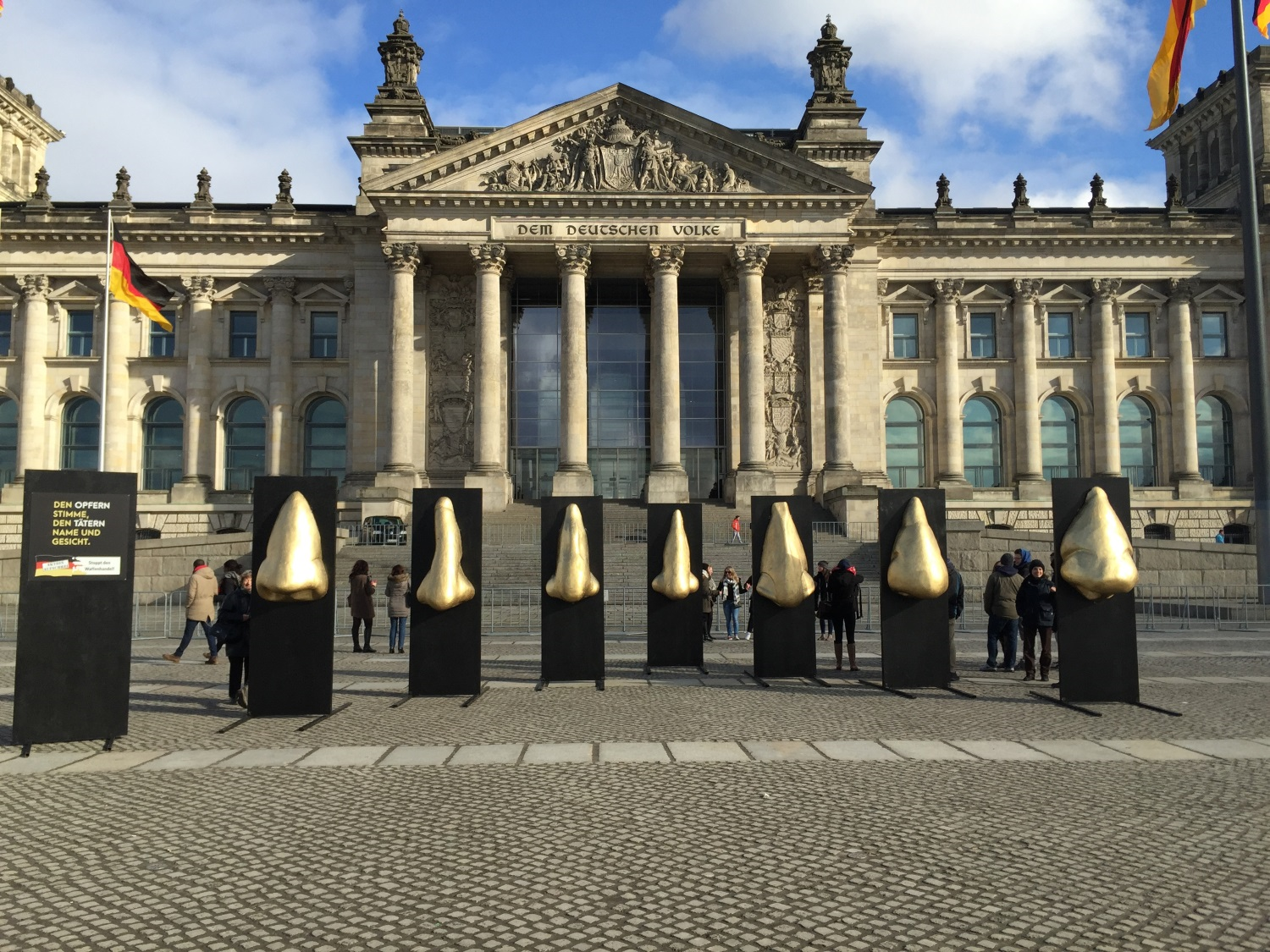 Die 7 goldenen Nasen vor dem Bundestag