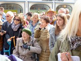 Sichtlich ergriffen: ZuschauerInnen am Martin-Luther-Platz 